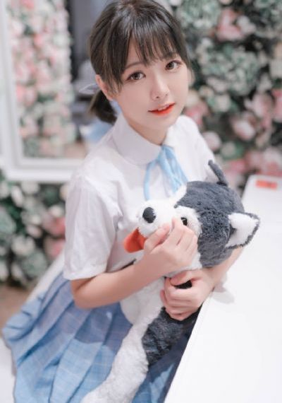 迹美珠里双马尾喝奶茶