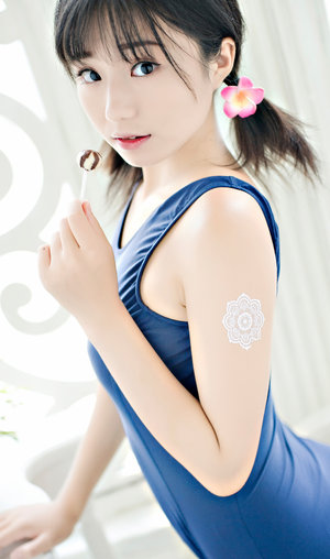俄罗斯美女厕所撒尿